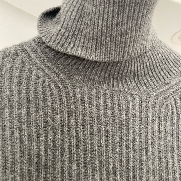 H&M | Gray Wool/Cashmere Turtleneck Sweater - Picture 4 of 8
